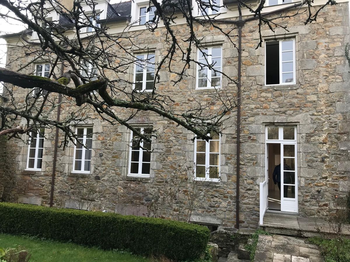Façade en pierre d'un bien réhabilité par Rivala Promotion
